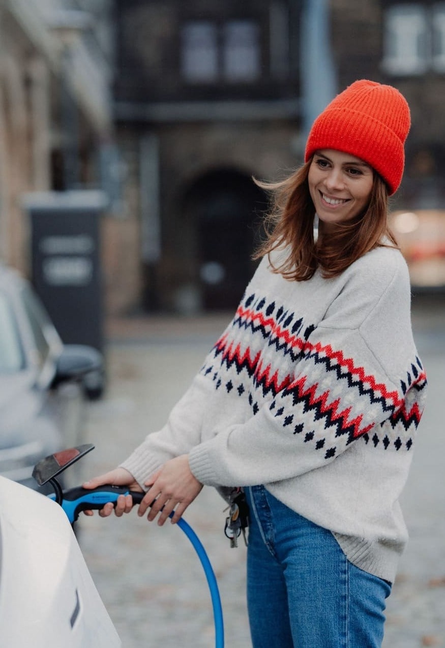 Femme-borne-recharge-véhicule-électrique