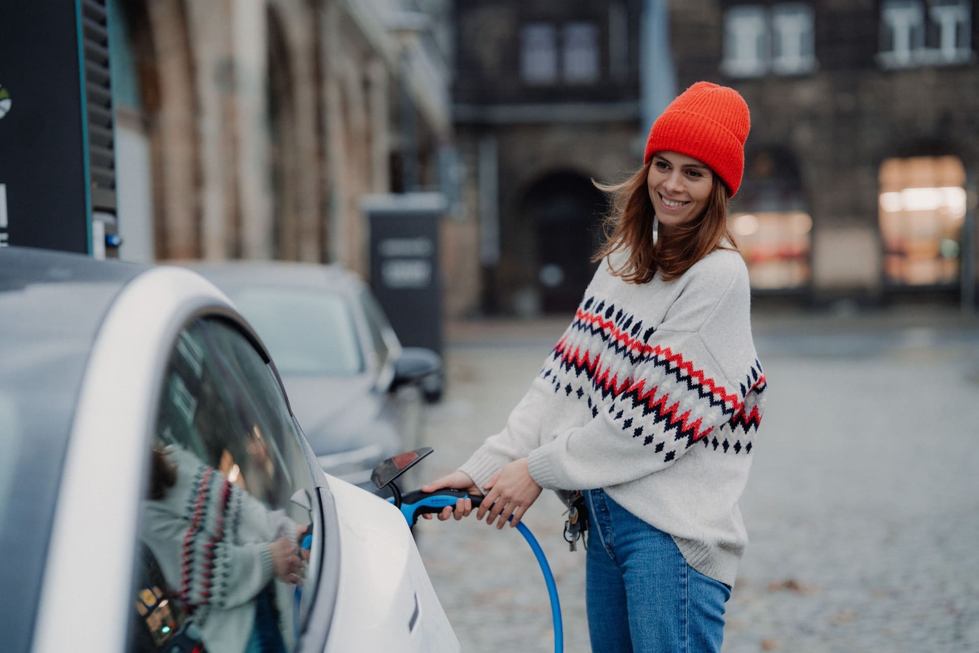 belle-Femme-borne-recharge-auto-blanche