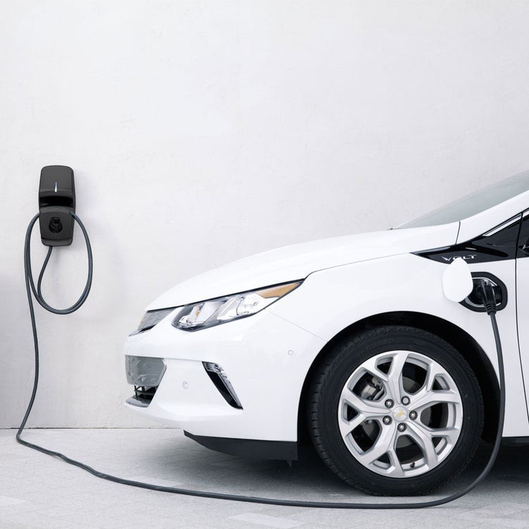 borne de recharge flo g5 avec auto électrique blanche